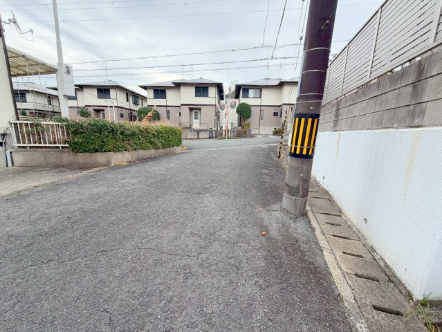 奈良市神功3丁目土地(古家付)の前面道路含む現地写真