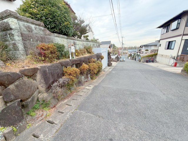 奈良市神功3丁目土地(古家付)の前面道路含む現地写真