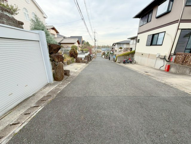 奈良市神功3丁目土地(古家付)の前面道路含む現地写真