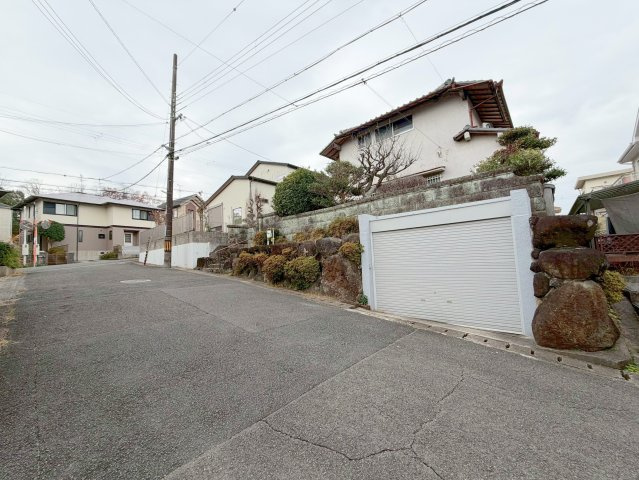 奈良市神功3丁目土地(古家付)の前面道路含む現地写真