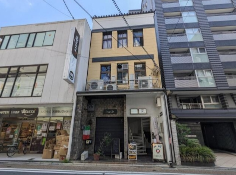 寺町しきさいビル1階の外観