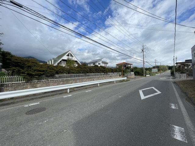 伊那市西箕輪　中古住宅の前面道路含む現地写真