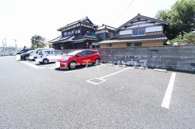 アルモニーの駐車場