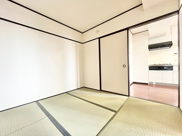 【寝室】 | 豊中スカイハイツ | 現在ご返済中のカーローン・カードローン・教育ローンなどを住宅ローンに一本化したり、家具家電購入費用・引越し費用を住宅ローンと組み合わせるなど、お客さまにメリットの多い住宅ローンのご提案が可能です。