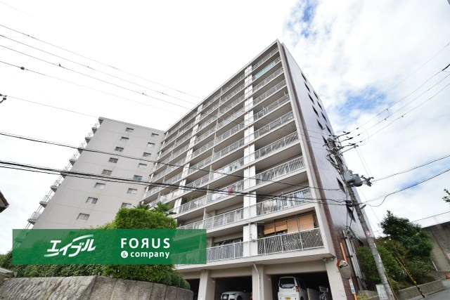 【外観】 | 豊中スカイハイツ | 物件を比較検討したいお客様には、「物件比較見学プラン」をご用意しております。こちらの物件だけでなく、お客様の希望に沿った物件を、いくつかまとめてご案内させて頂きます。