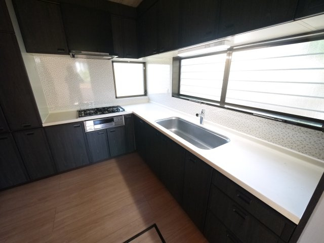 大網白里市大網　平家中古戸建のキッチン|内外装リフォーム済み令和6年10月住友林業施工４LDK平家 敷地約464坪スーパーベイシア徒歩約2分