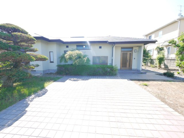 大網白里市大網　平家中古戸建の駐車場|内外装リフォーム済み令和6年10月住友林業施工４LDK平家 敷地約464坪スーパーベイシア徒歩約2分