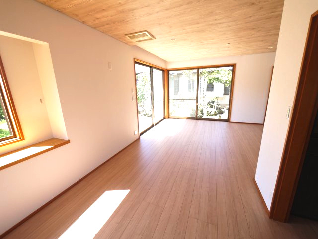 大網白里市大網　平家中古戸建の居間・リビング|内外装リフォーム済み令和6年10月住友林業施工４LDK平家 敷地約464坪スーパーベイシア徒歩約2分