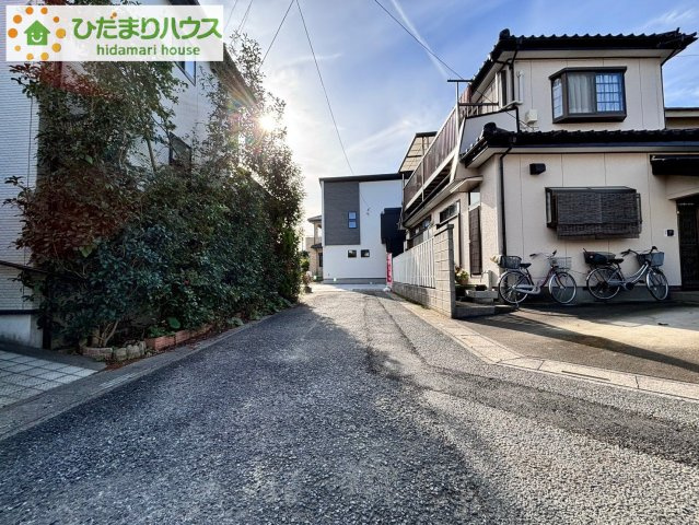 上尾市弁財1丁目　2期　新築一戸建て　ブルーミングガーデン　01の前面道路含む現地写真|急な来客時にも安心な、並列駐車2台まで可能です(^^♪