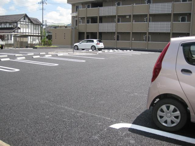 ディアコートの駐車場|広い駐車場です。