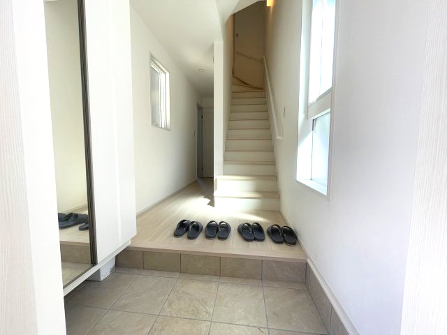 佐伯区皆賀二丁目　№34432の玄関|明るく開放感ある空間です。
全身鏡があるので身だしなみ
チェックもできます。