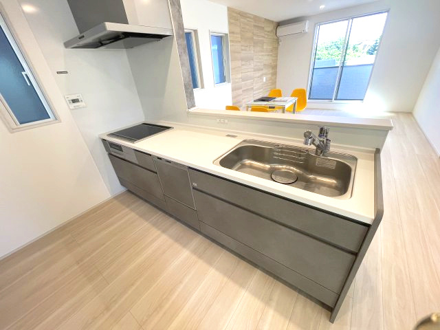 佐伯区皆賀二丁目　№34432のキッチン|リビング全体を見渡せる
対面式キッチンです。