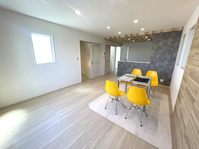 佐伯区皆賀二丁目　№34432の居間・リビング|16ＬＤＫ
アクセントとして
エコカラット採用しています。