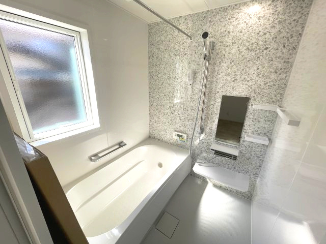 佐伯区皆賀二丁目　№34432の浴室|足を伸ばしてゆっくり
浸かれるバスルーム
