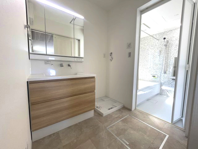 佐伯区皆賀二丁目　№34432の独立洗面台|大きな3面鏡付き。
裏には便利な収納があります。