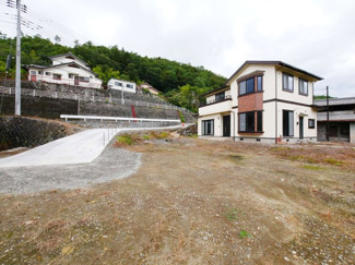 【外観】 | 敷地広々222坪　道路からは見えないお庭の為、家族で楽しむガーデニングやバーベキューに最適なお庭。