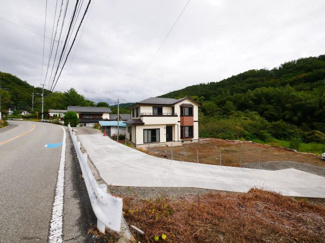 【前面道路含む現地写真】 | 敷地南側から建物を望む