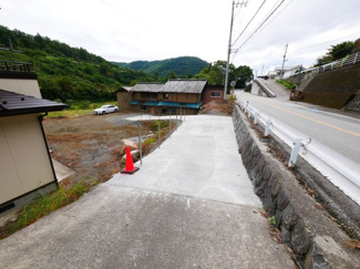 【駐車場】 | 敷地へのアプローチ　往来も楽々です。
