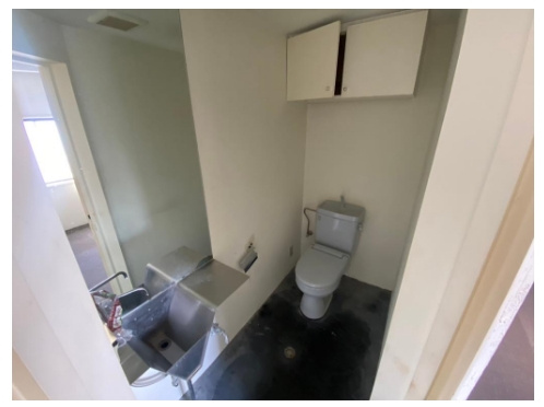 ビルヤマザキ六階の玄関