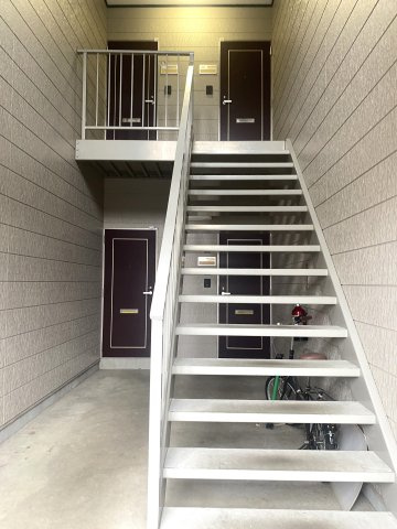 遠野市早瀬町１丁目のアパートのエントランス