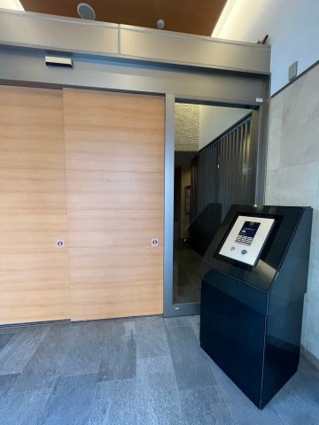 セレニティー大須のエントランス