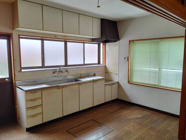米沢市下花沢2丁目　２階建中古住宅のキッチン|広々したキッチンです。