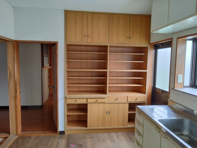 米沢市下花沢2丁目　２階建中古住宅のキッチン|大容量の食器棚があります。
