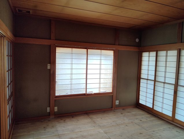 米沢市下花沢2丁目　２階建中古住宅の和室|居間の畳は撤去済みです。
