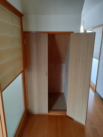 米沢市下花沢2丁目　２階建中古住宅の収納|便利な階段下収納があります。