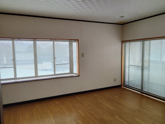 米沢市下花沢2丁目　２階建中古住宅の洋室|２階１０帖の洋室です。