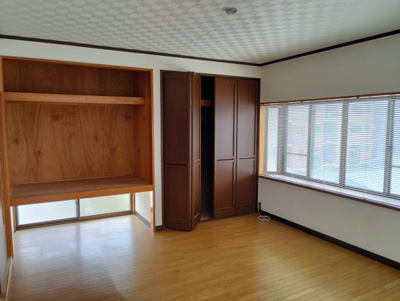 【洋室】 | 米沢市下花沢2丁目　２階建中古住宅 | クローゼットと押入があります。