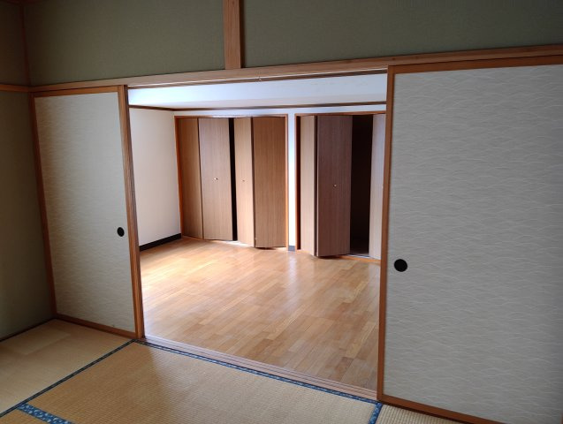 【和室】 | 米沢市下花沢2丁目　２階建中古住宅 | 和室奥のスペースです。