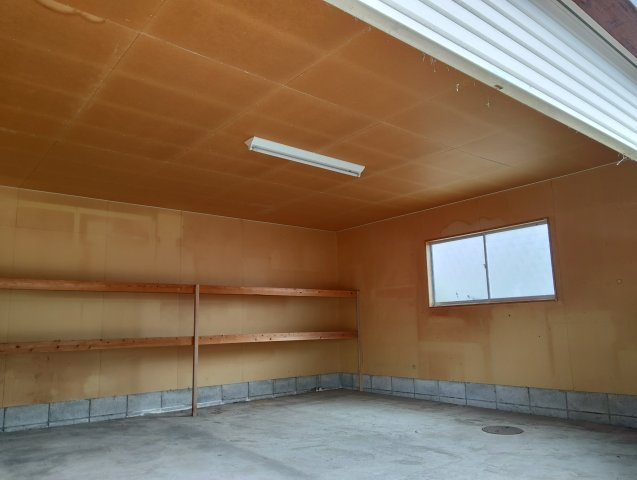 米沢市下花沢2丁目　２階建中古住宅のその他|車庫内観