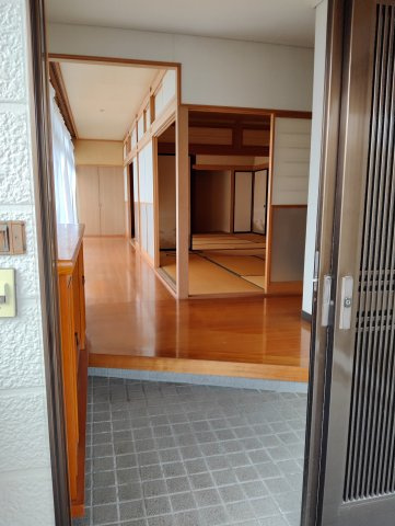 米沢市下花沢2丁目　２階建中古住宅の玄関