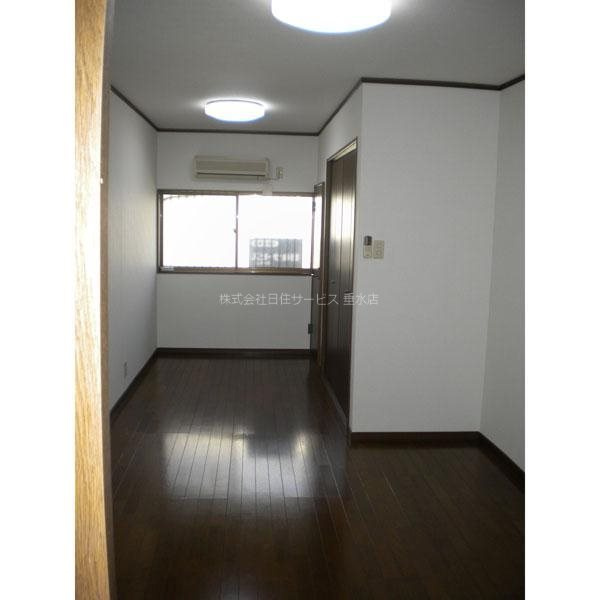 エトワール須磨浦の居間・リビング|使いやすいリビングです