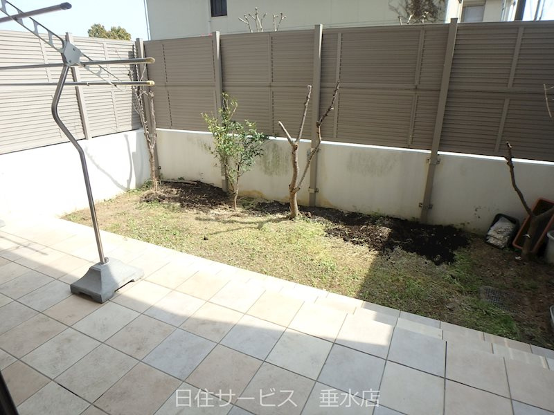 アルファステイツ西明石Ⅲのバルコニー|庭付きのテラスとなっております