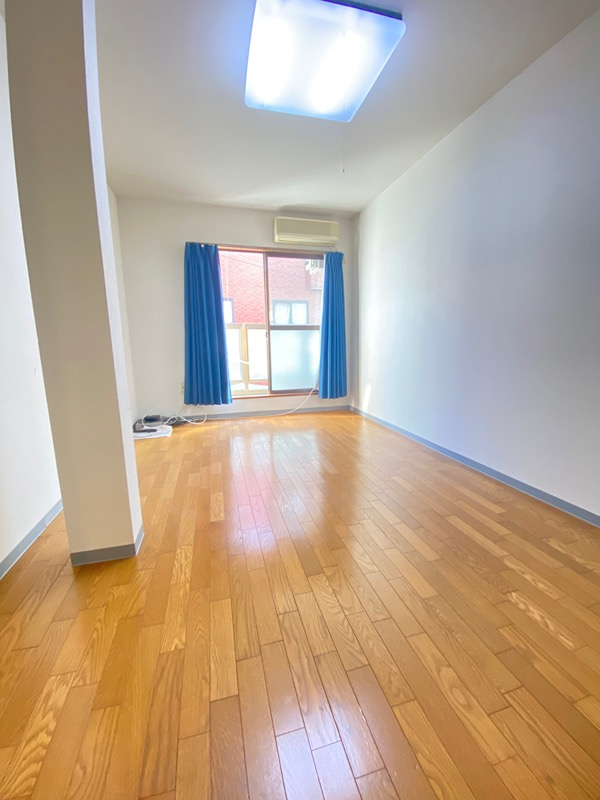 野沢マンションの寝室|落ち着いた色調の寝室です