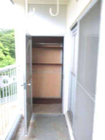 須磨一ノ谷グリーンハイツC棟のバルコニー|収納が付いているので便利です