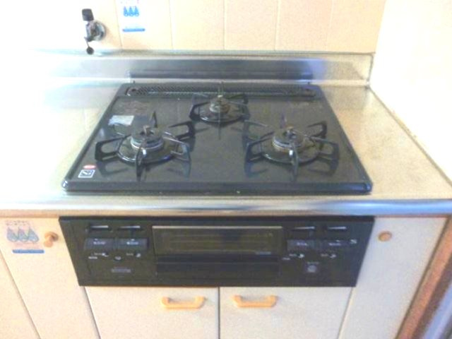 須磨一ノ谷グリーンハイツC棟のキッチン|3つ口コンロ