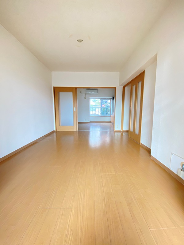 舞子片山団地4号棟の寝室|開放的な寝室です