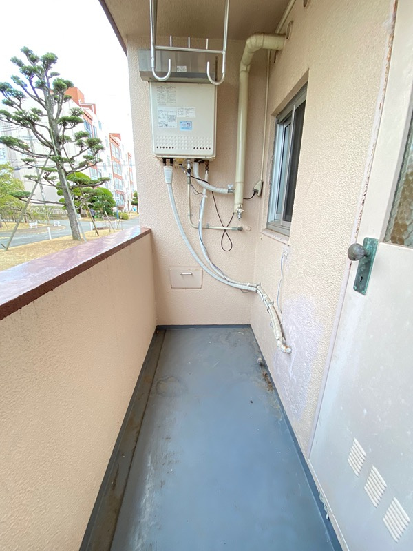 舞子片山団地4号棟のバルコニー|暖かな日差しのふりそそぐバルコニー