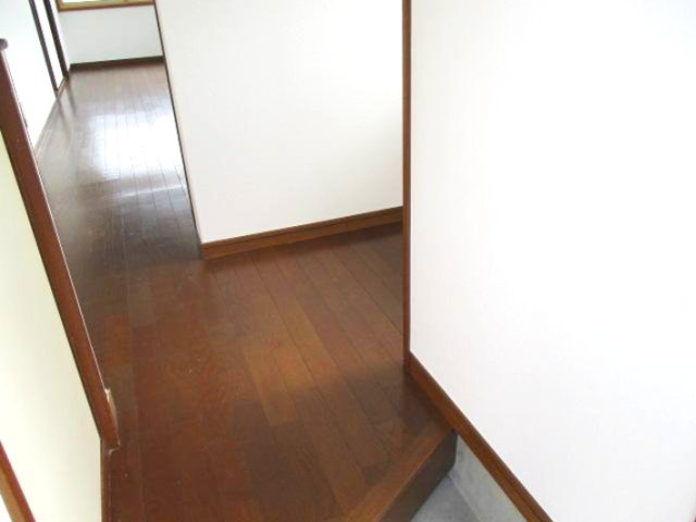 碁盤アパートの玄関|明るい玄関です