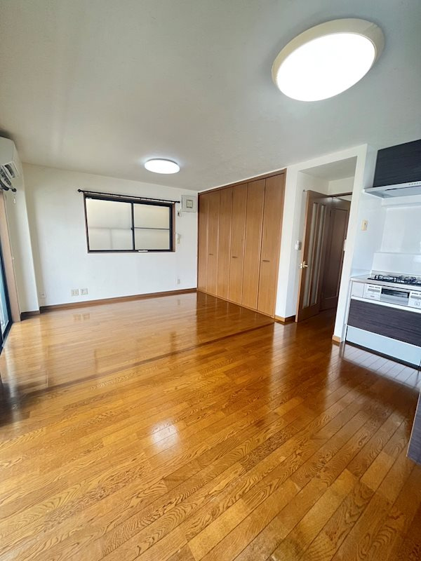 渡島ビルの居間・リビング|エル字型キッチン♪日当たり良好♪エアコン付きです♪