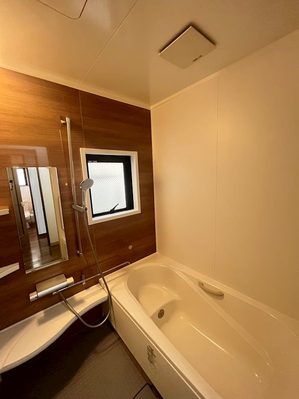 渡島ビルの浴室|窓有♪広い浴室でゆっくりできます♪