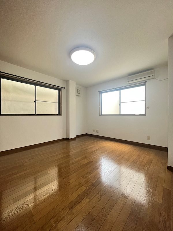 渡島ビルの寝室|エアコン、照明付き♪収納も大きいです☆