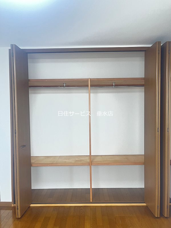 渡島ビルの収納|洋室8帖の収納♪