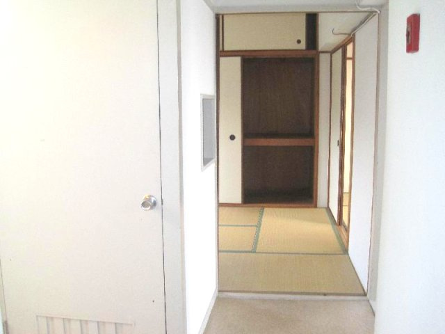 明舞第二団地　２号棟の和室|廊下側から和室を眺めた景色です