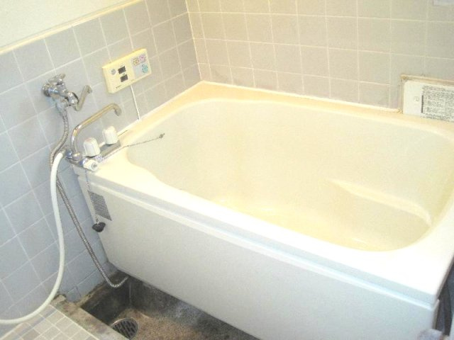 明舞第二団地　２号棟の浴室|落ち着いた空間のお風呂です