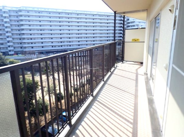 ドルミハイツ垂水A棟のバルコニー|外からの目が気にならないバルコニーで洗濯物が干せます