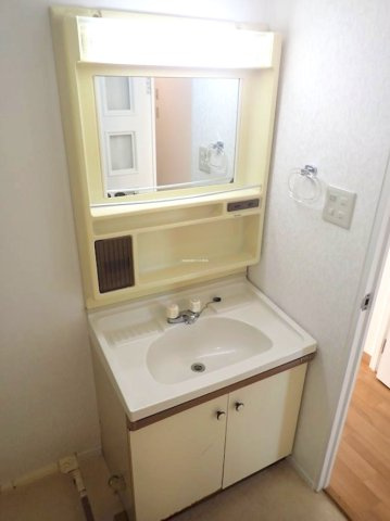 ドルミハイツ垂水A棟の洗面所|スペースが確保できる洗面所です